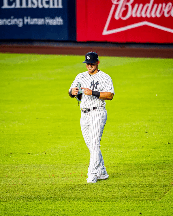 Jasson Domínguez responde a un pase de lista de los aficionados de los Yankees el 5 de septiembre de 2023, en el Yankee Stadium.
