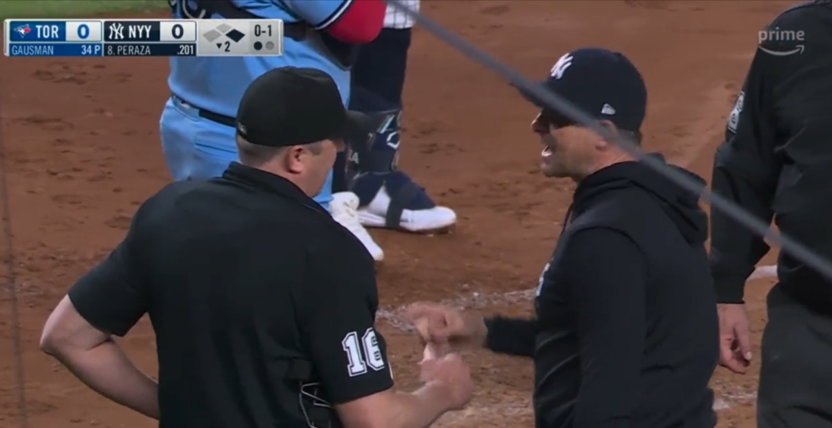 Manager de los Yankees, Aaron Boone discutiendo con el árbitro.
