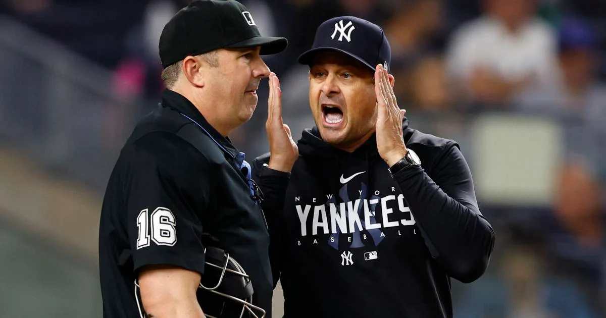 El mánager de los Yankees reacciona a su expulsión el 20 de septiembre de 2023, en el Yankee Stadium.