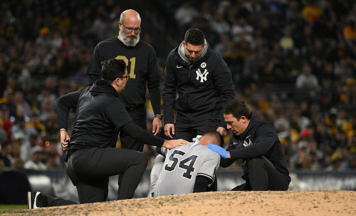 Anthony Misiewicz, de los Yankees, se desploma tras ser golpeado por Ji-hwan Bae, de los Piratas, en el PNC Park el 15 de septiembre de 2023.