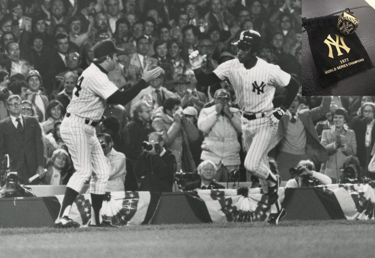 Munson celebra con Willie Randolph, que conectó un jonrón en el primer partido de las Series Mundiales de 1977 en el Yankee Stadium.