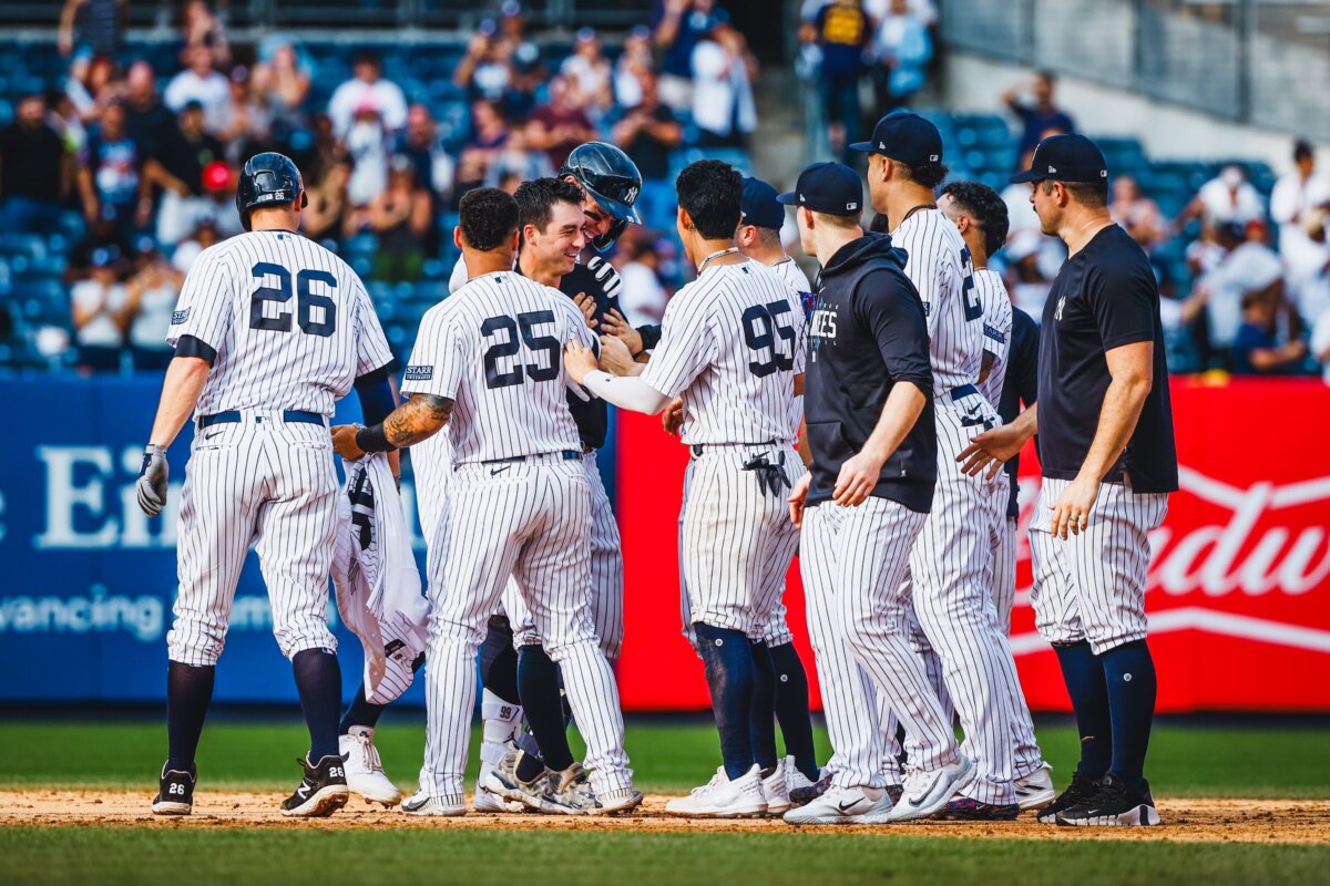 El equipo de los Yankees celebra tras una sorprendente victoria sobre los Brewers el 10 de septiembre de 2023, en el Yankee Stadium.