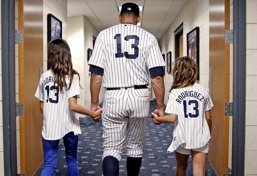 Alex Rodríguez, grande de los Yankees, con sus hijas en el Yankee Stadium el 12 de agosto de 2016.