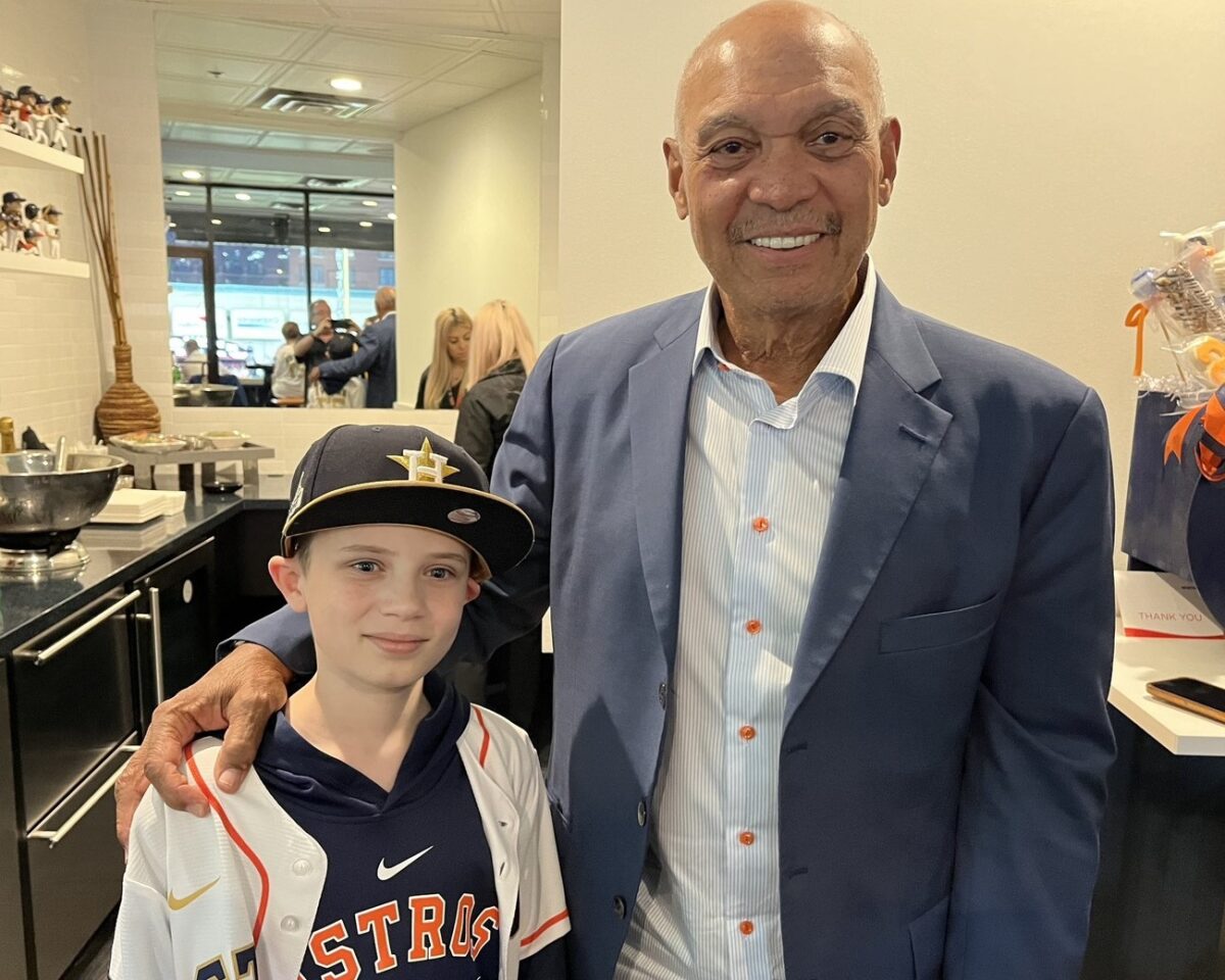 El gran Reggie Jackson, ex de los Yankees, con un joven aficionado de los Astros de Houston.