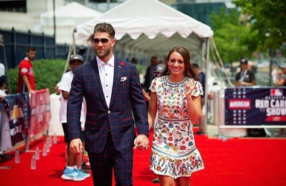 La estrella de los Phillies Bryce Harper, fan confeso de los Yankees, está con su esposa Kayla.