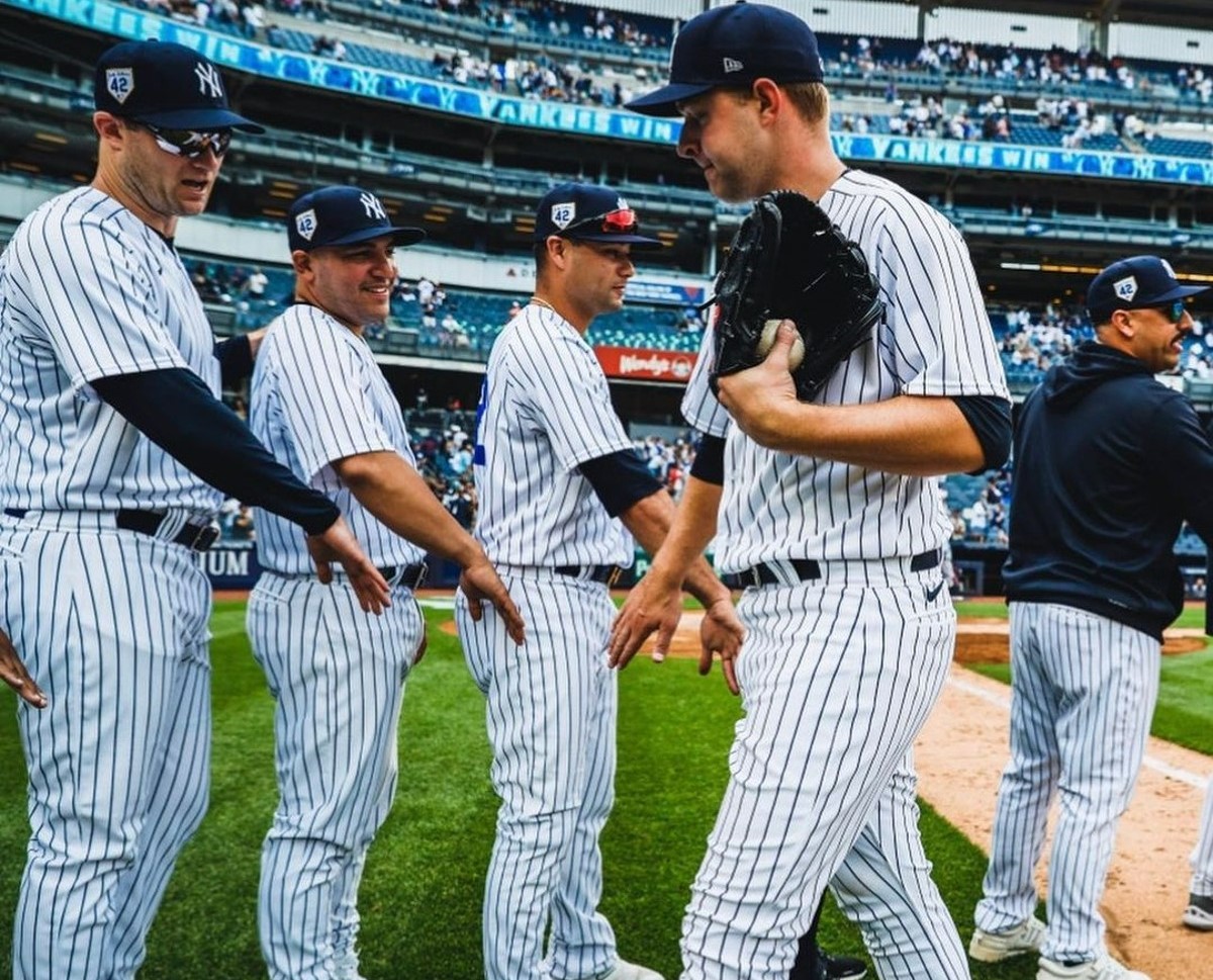 Compañeros de los Yankees saludan a Micheal King tras su salida contra los Blue Jays en el Yankee Stadium el 20 de septiembre de 2023.