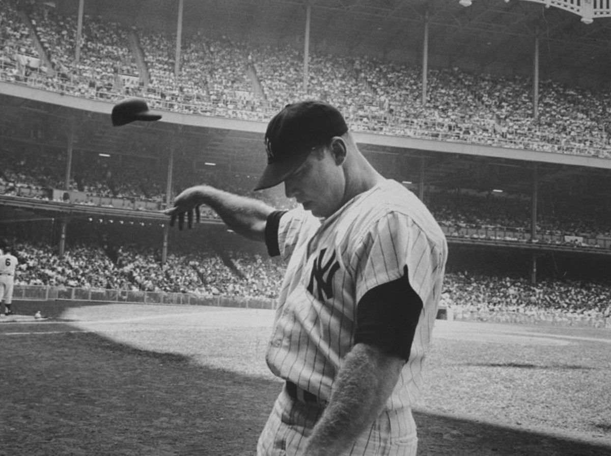 Tras un flojo bateo, Mickey Mantle arrojó su casco con disgusto, 25 de junio de 1965.
