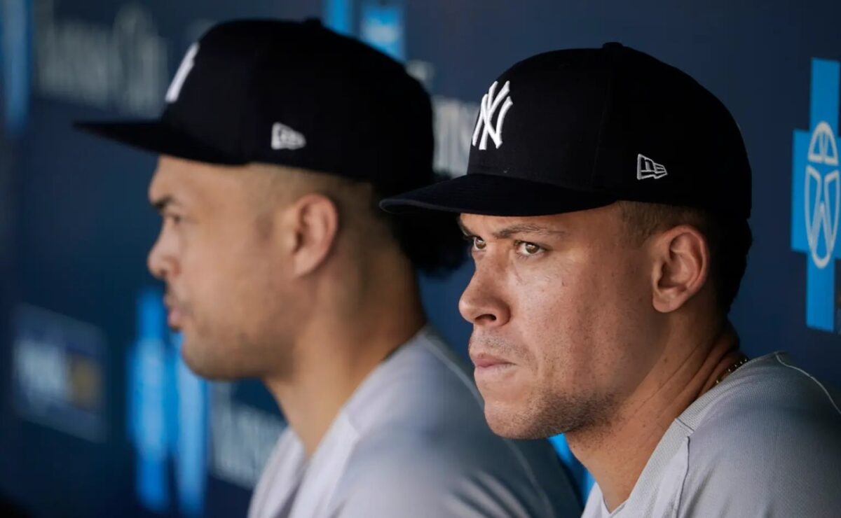 Aaron Judge (r.) and Giancarlo Stanton (l.) look on from the Yankees’ dugout during the fifth inning on Sunday.
