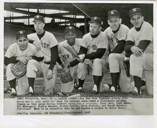 Yogi Berra, Mickey Mantle y otras estrellas de los Yankees posan para una fotografía durante las Series Mundiales de 1958.