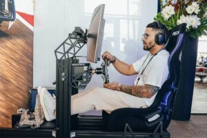 Yankees second baseman Gleyber Torres is trying at a simulator of F1's Williams Racing in the 2023 offseason.