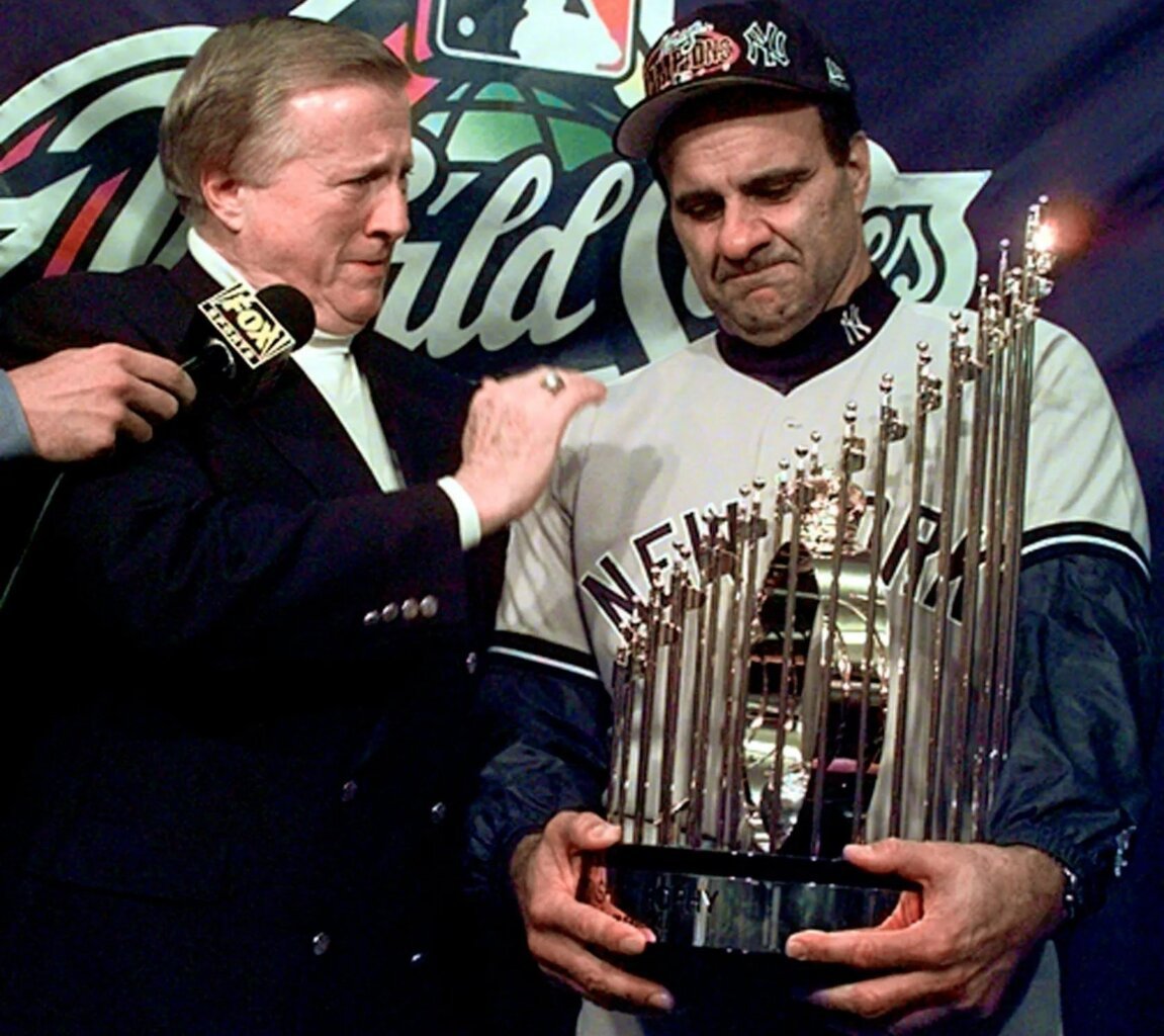 Joe Torre y George Steinbrenner con el trofeo de las Series Mundiales de 1996.