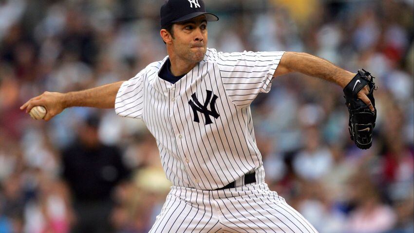 Yankees great Mike Mussina is pitching in 2001.