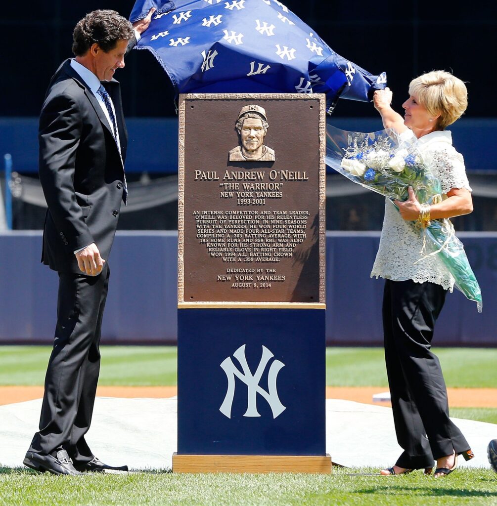 Paul O'Neill y su esposa Nevalee descubren su placa del Memorial Park en el Yankee Stadium el 21 de agosto de 2022.