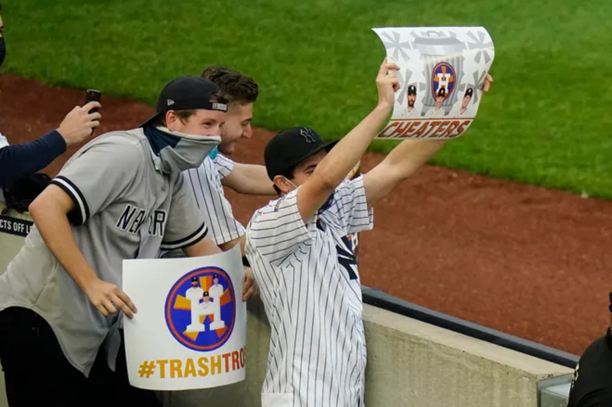 New York Yankees fans are holding placard slamming the Astros as cheaters in 2022.