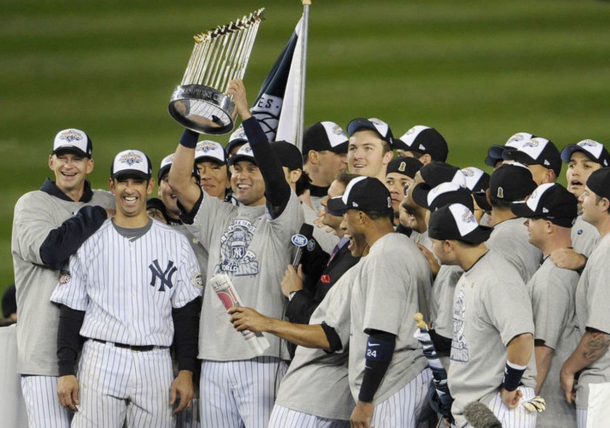 Los Yankees de Nueva York celebran con su trofeo de las Series Mundiales de 2009 el 4 de noviembre de 2009 en el Yankee Stadium.