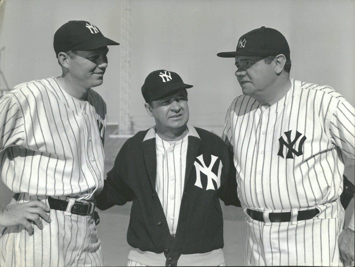 Bill Dickey con Babe Ruth y el actor Harry Harvey, que interpretó a Joe McCarthy en Pride of the Yankees.