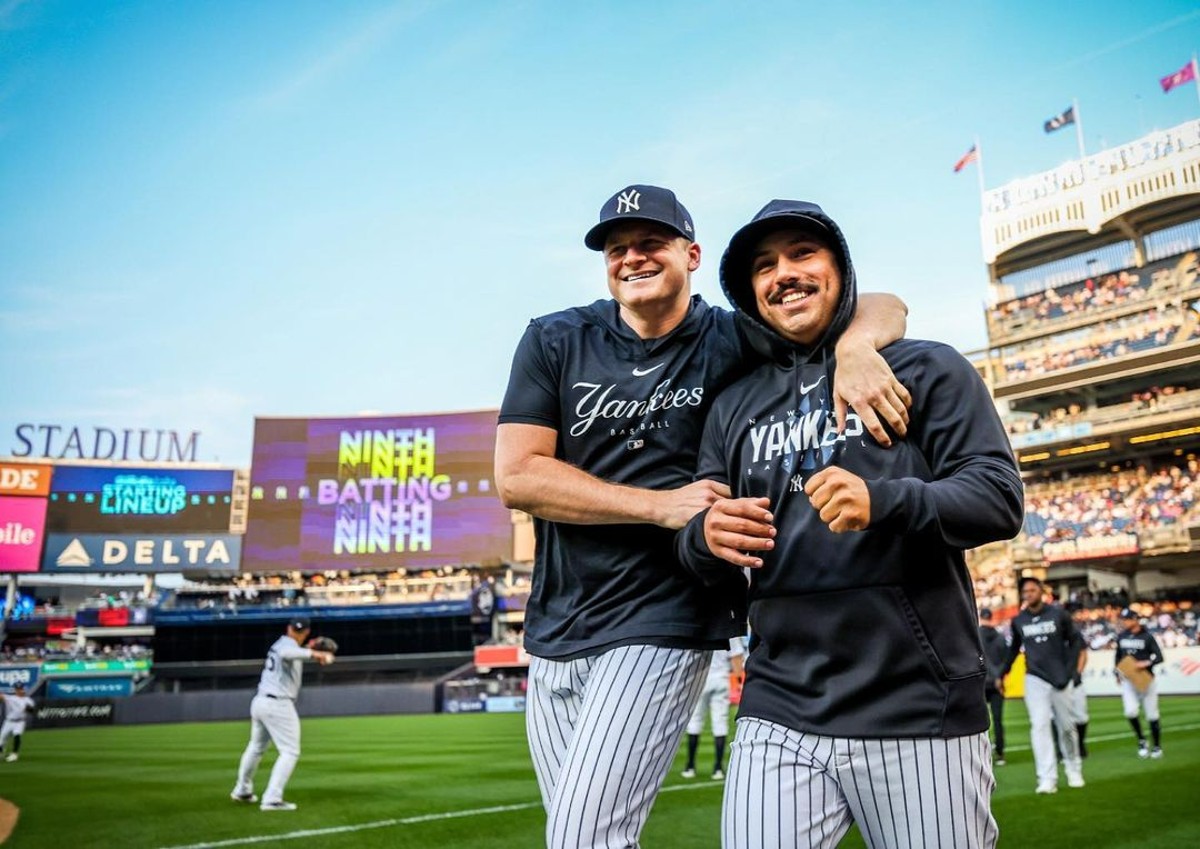 El lanzador de los Yankees Clarke Schmidt junto a su compañero Nestor Cortes durante una sesión de entrenamiento en el Yankee Stadium en 2022.