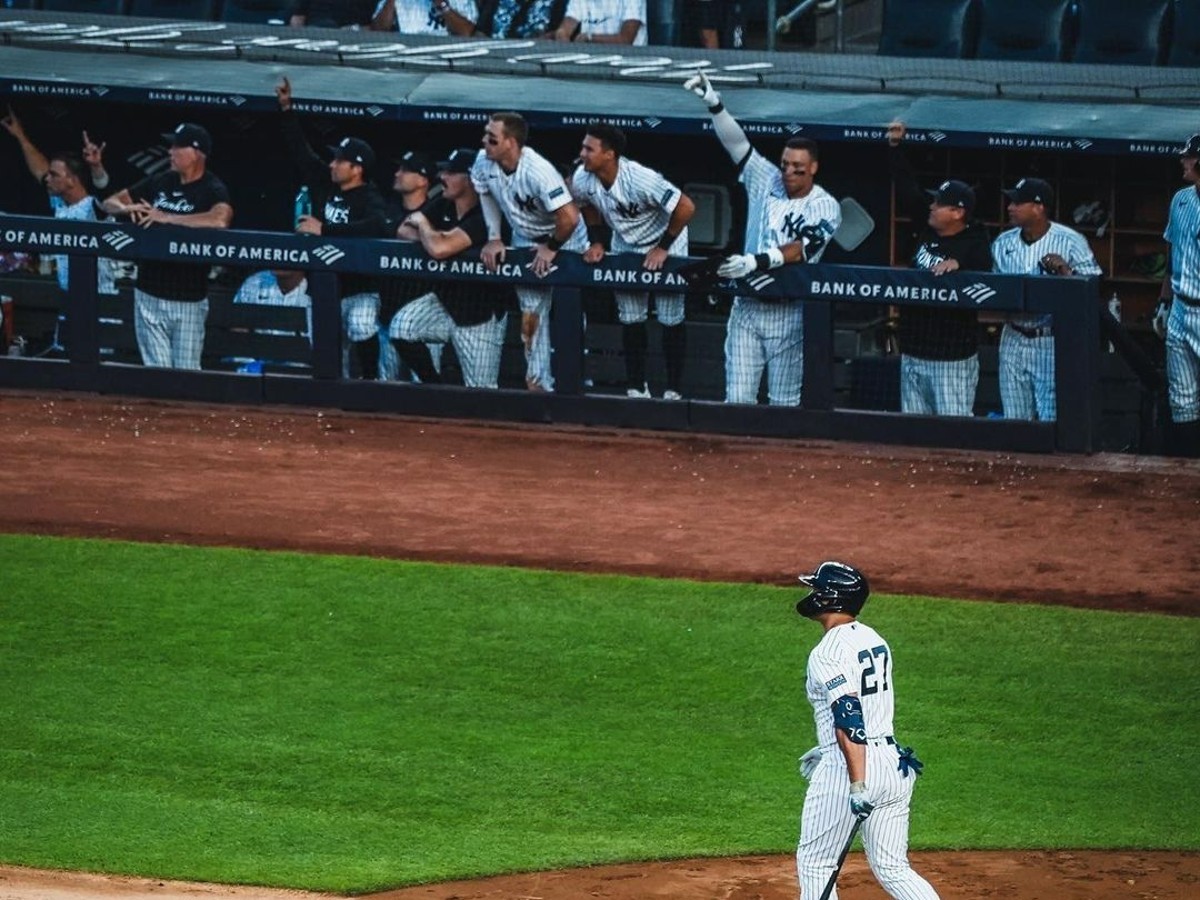 Yankees en el dugout reaccionan tras un jonrón de Giancarlo Stanton contra theTigers en el Yankee Stadium el 5 de septiembre de 2023.