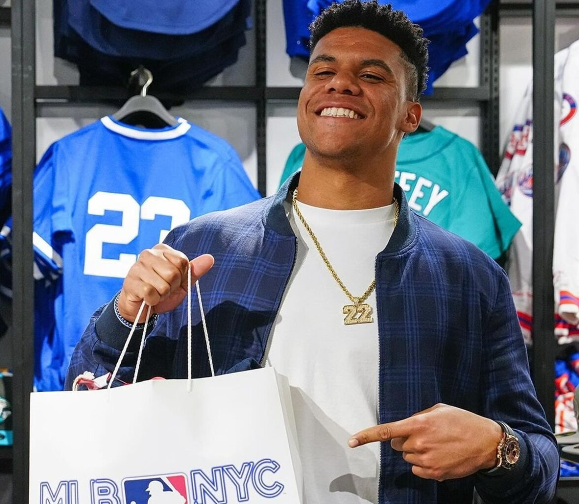 Juan Soto, de los Yankees, de compras en una tienda de Nueva York.