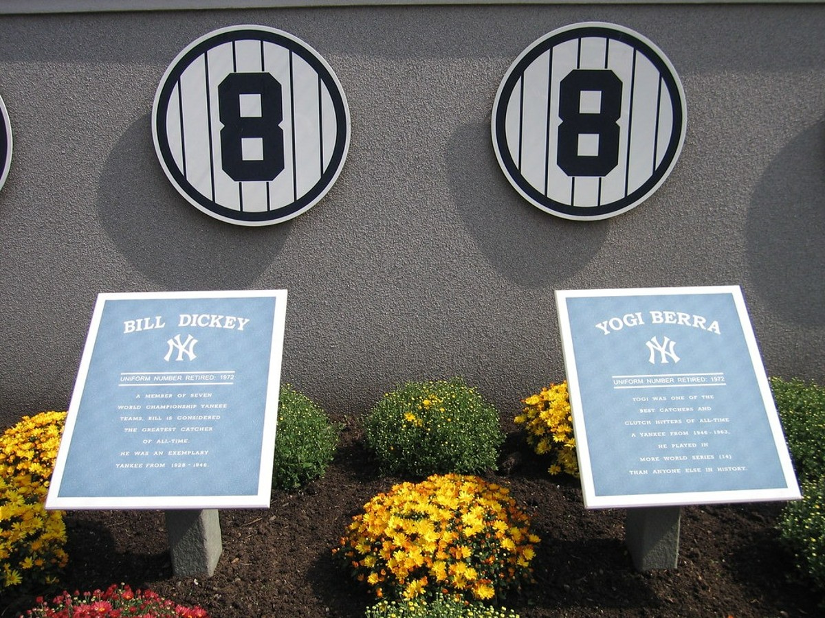 Placas de la leyenda de los Yankees Yogi Berra con su mentor Bill Dickey en el Monument Park de los Yankees.