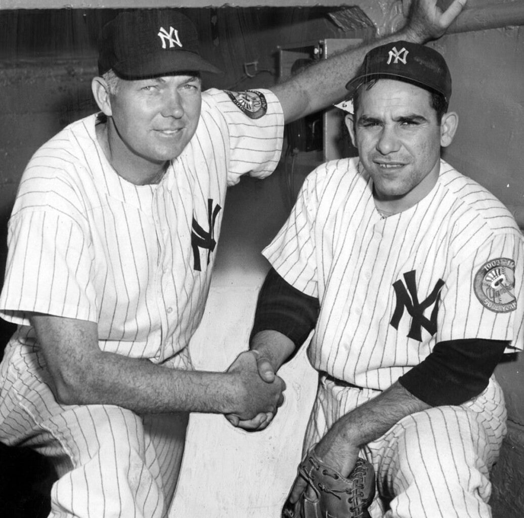 La leyenda de los Yankees Yogi Berra con su mentor Bill Dickey.