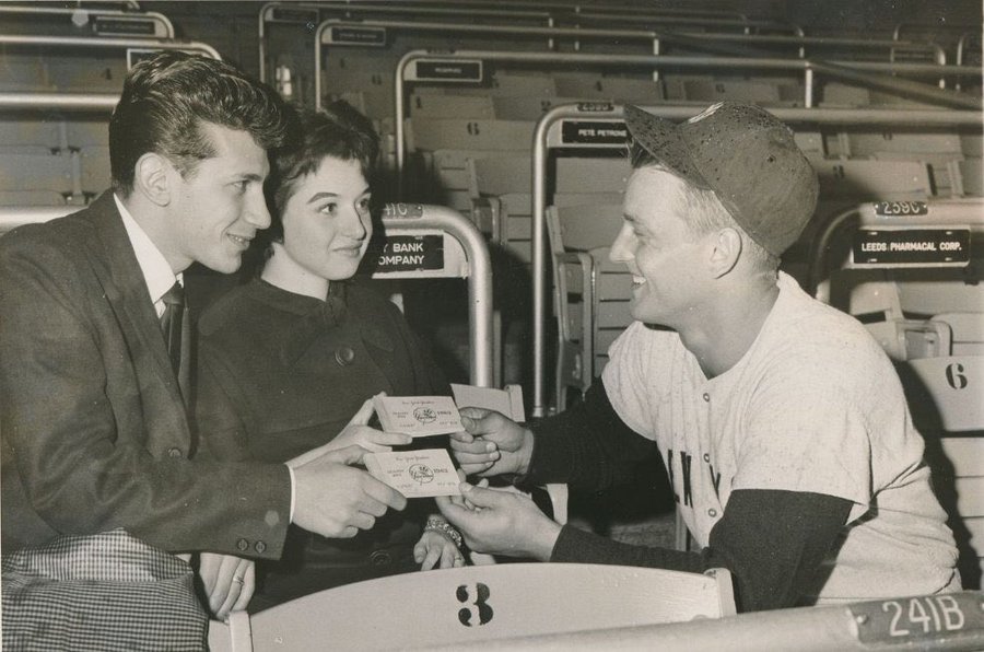 Roger Maris regala a Sal Durante y a su esposa pases de temporada para la temporada de 1962. Durante atrapó la bola HR #61 en 1961.