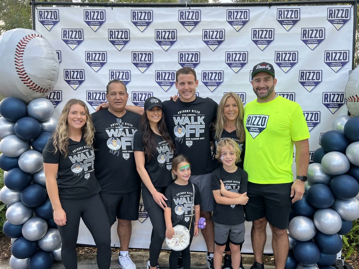 Anthony Rizzo está con los participantes en la 12ª edición de la Caminata contra el Cáncer, organizada por la Anthony Rizzo Family Foundation, que tuvo lugar en Parkland el 3 de diciembre de 2023.