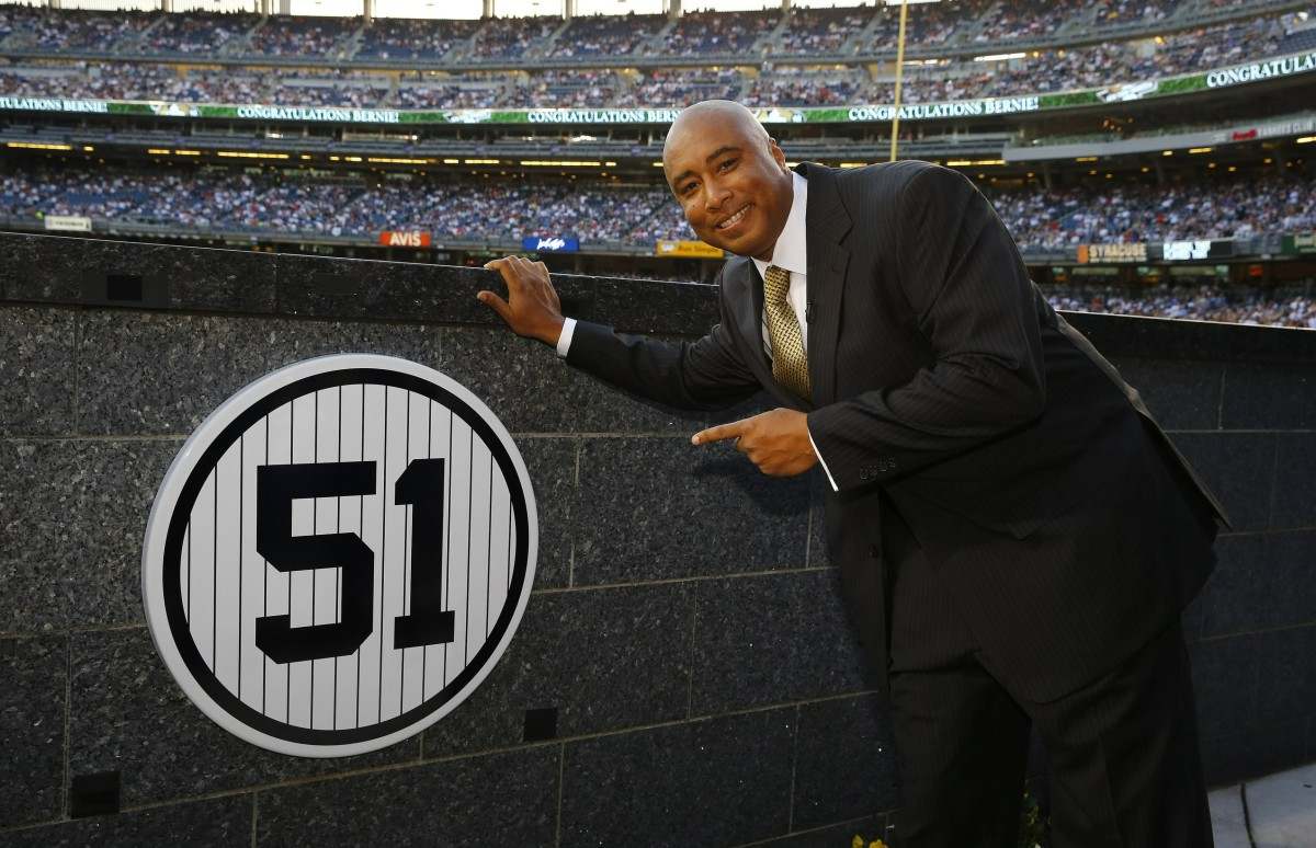 Bernie Williams en el Yankee Stadium cuando los Yankees retiren su número 51 el 18 de mayo de 2015.