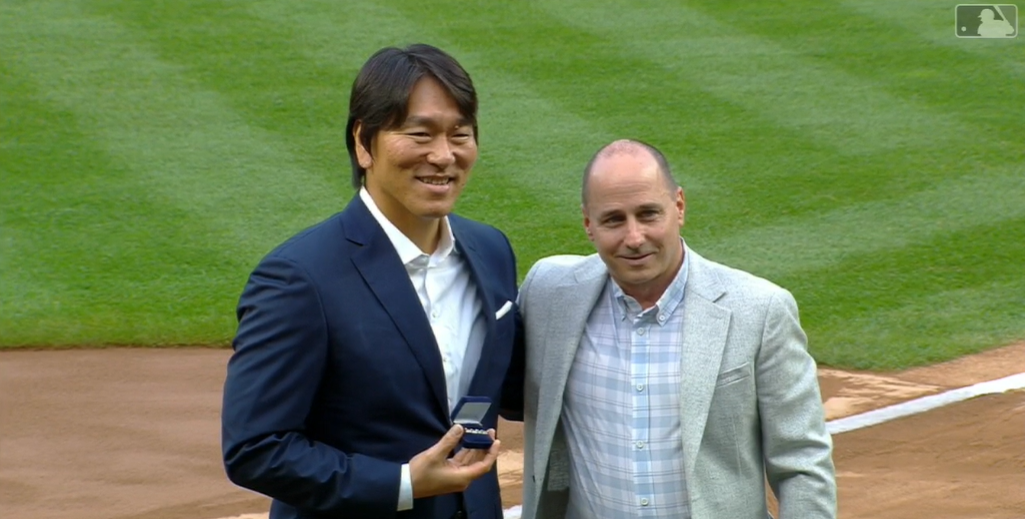Los Yankees celebran una ceremonia previa al partido para felicitar a Hideki Matsui por su ingreso en el Salón de la Fama del Béisbol japonés.