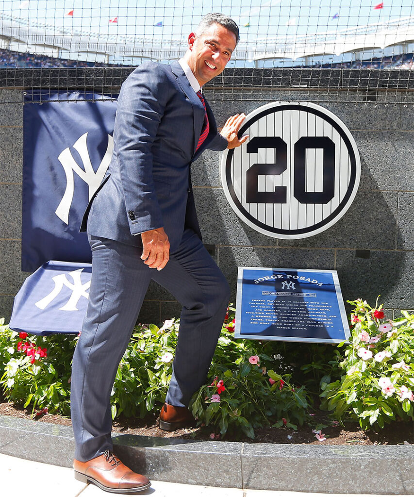 La leyenda de los Yankees Jorge Posada en Monument Park, Yankee Stadium,