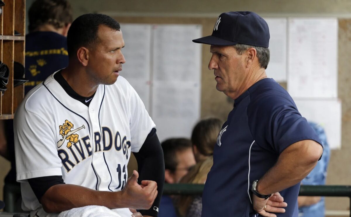 Pat Roessler, visto aquí con A-Rod en 2013, regresa a la familia de los Yankees.
