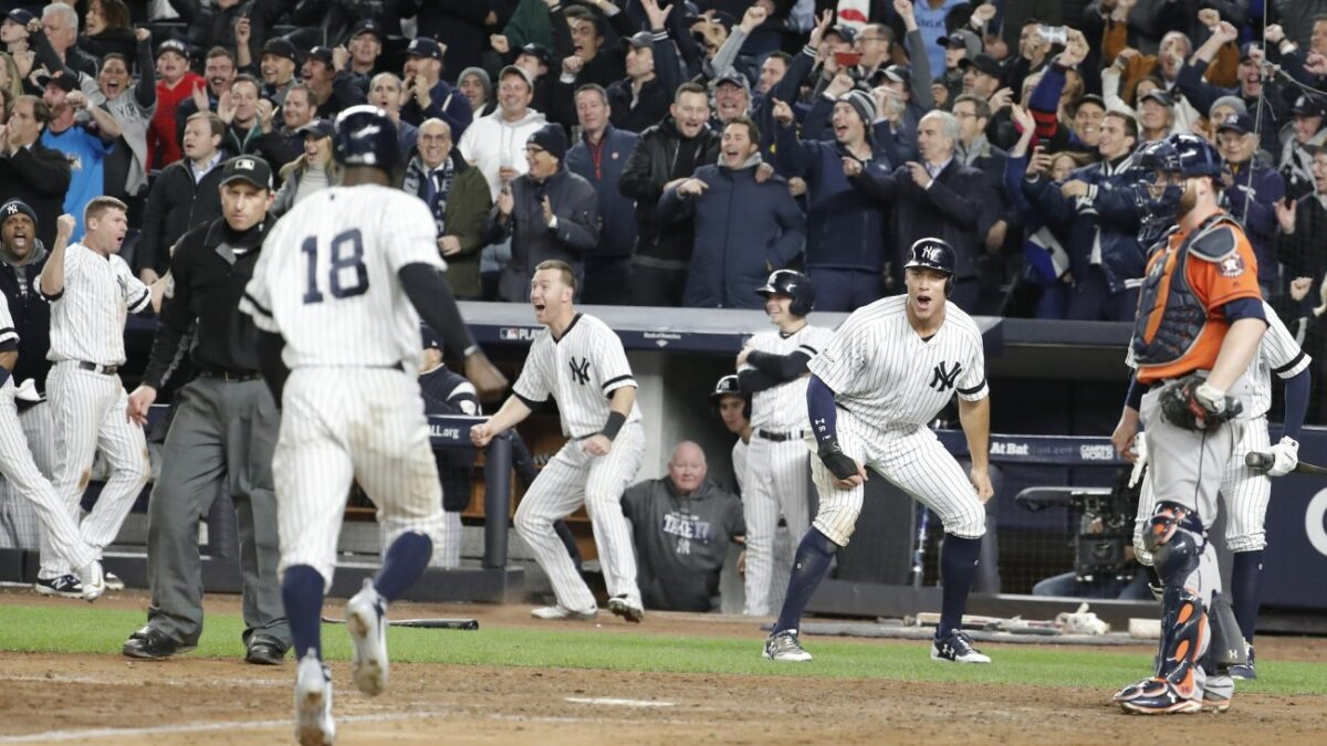 The Yankees celebrate after beating the Astros 5-0 in the ALCS Game 5 at Yankee Stadium on Oct 18, 2017.
