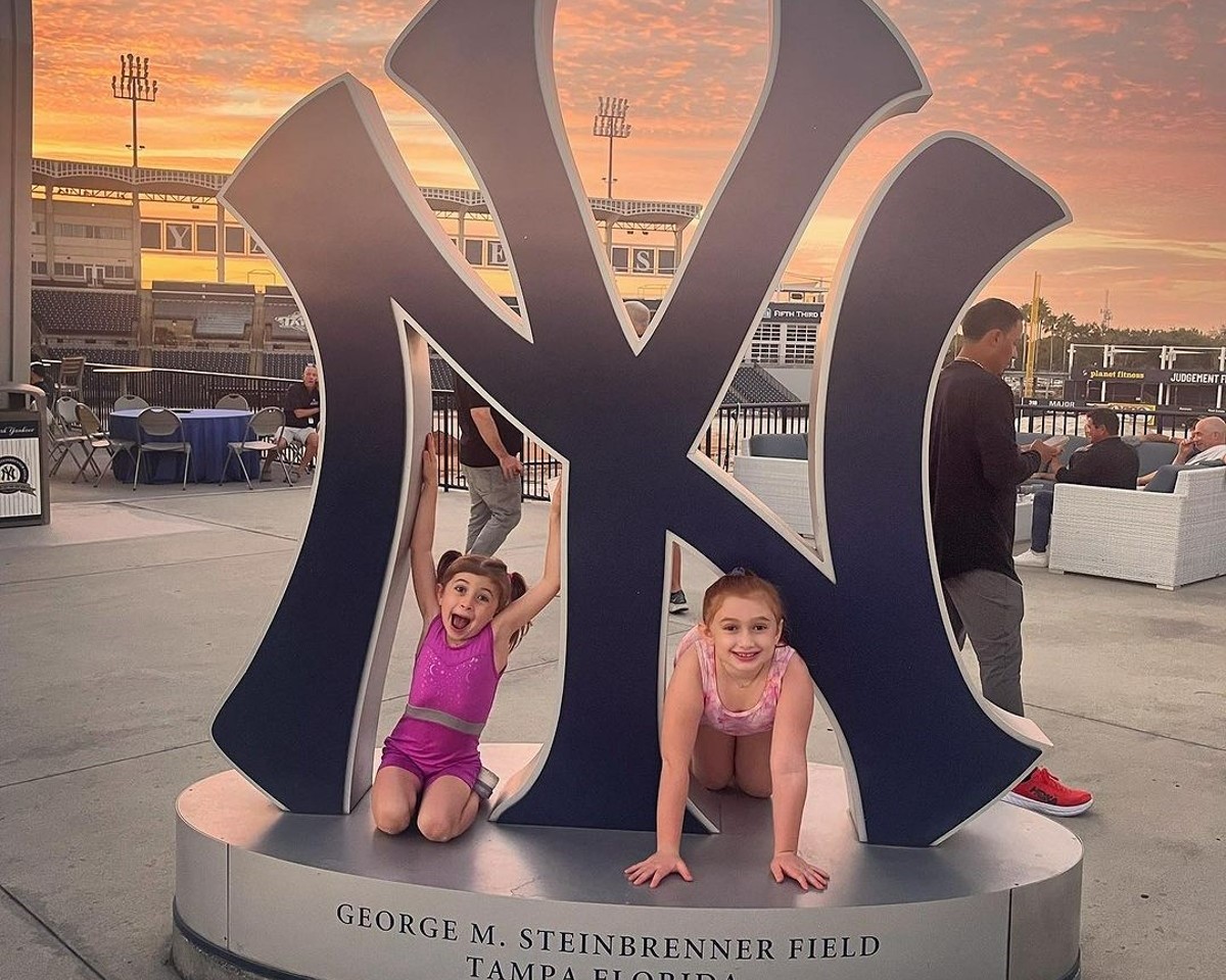 Dos jóvenes aficionados de los Yankees en el George M. Steinbrenner Field, sede de los entrenamientos de primavera de los Yankees.