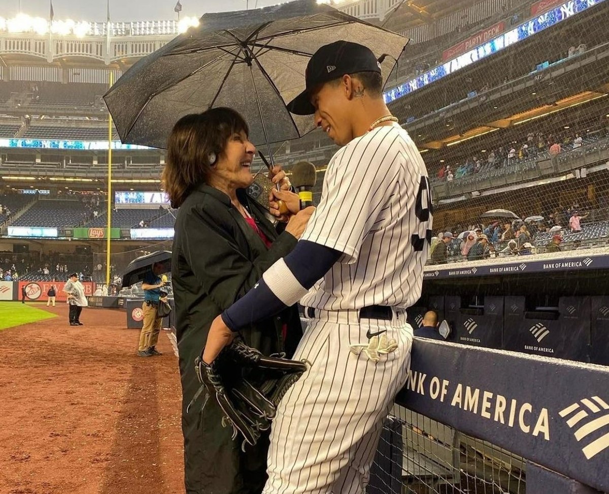 Suzyn waldman is interviewing Oswaldo Cabrera of the New York Yankees after his first major league home run on September 11, 2022.