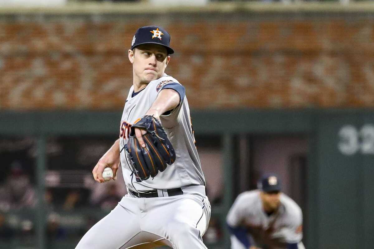 El lanzador de relevo de los Astros de Houston Phil Maton (88) lanza durante la quinta entrada del quinto partido de la Serie Mundial el domingo 31 de octubre de 2021 en el Truist Park de Atlanta.