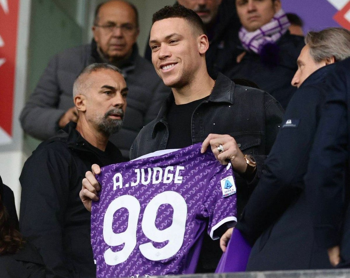 Aaron Judge recibe una camiseta de la Fiorentina en Italia viendo un partido de fútbol en Florencia en noviembre de 2023.
