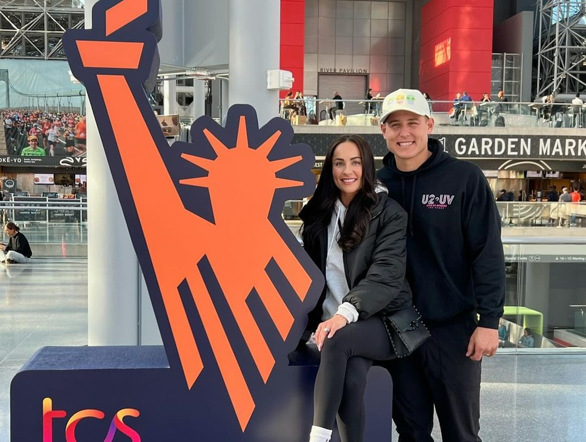 Yankees' star Anthony Rizzo with wife Emily at NYC marathon 2023.