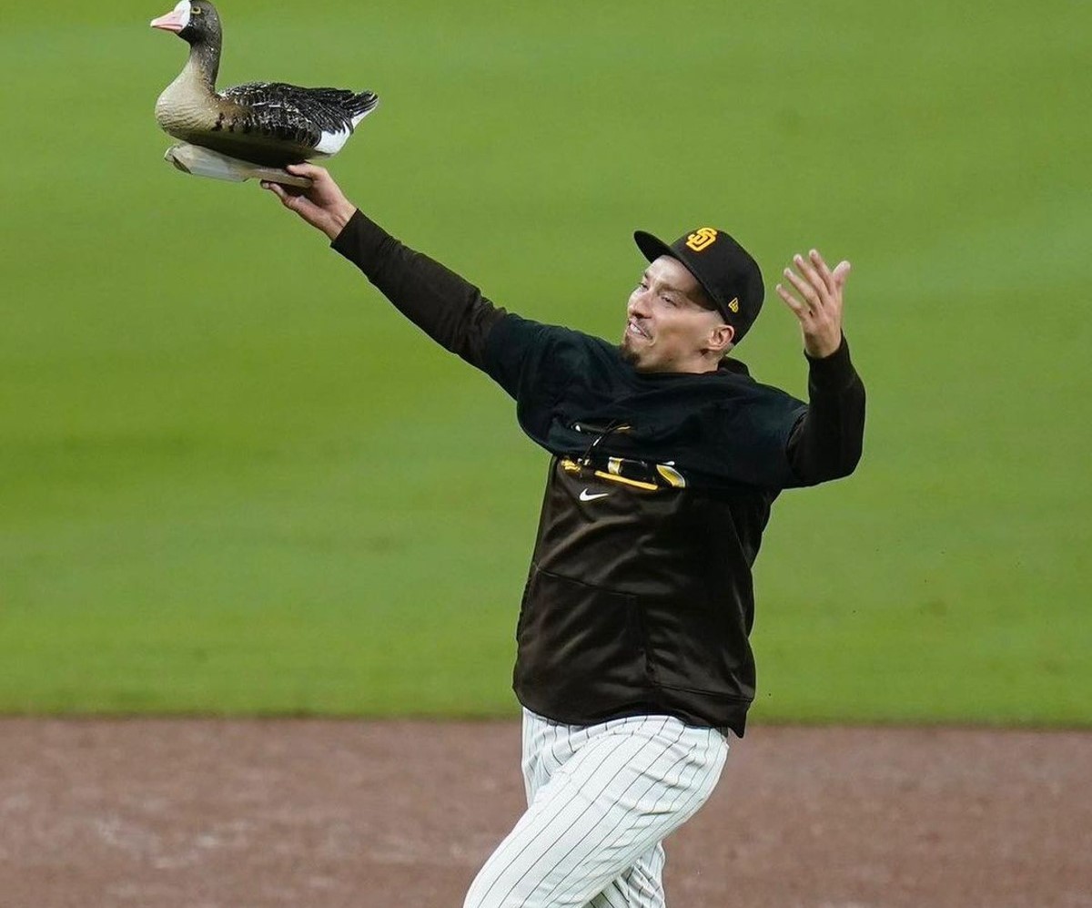 El lanzador agente libre Blake Snell, objetivo clave de los Yankees para la temporada 2024, es visto celebrando en Petco Park en la temporada 2023.