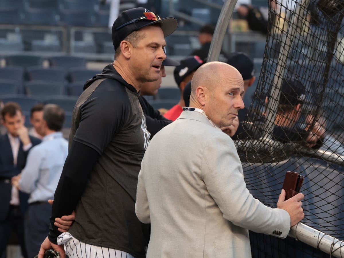 Aaron Boone y Cashman en un partido de los Yankees en la mlb