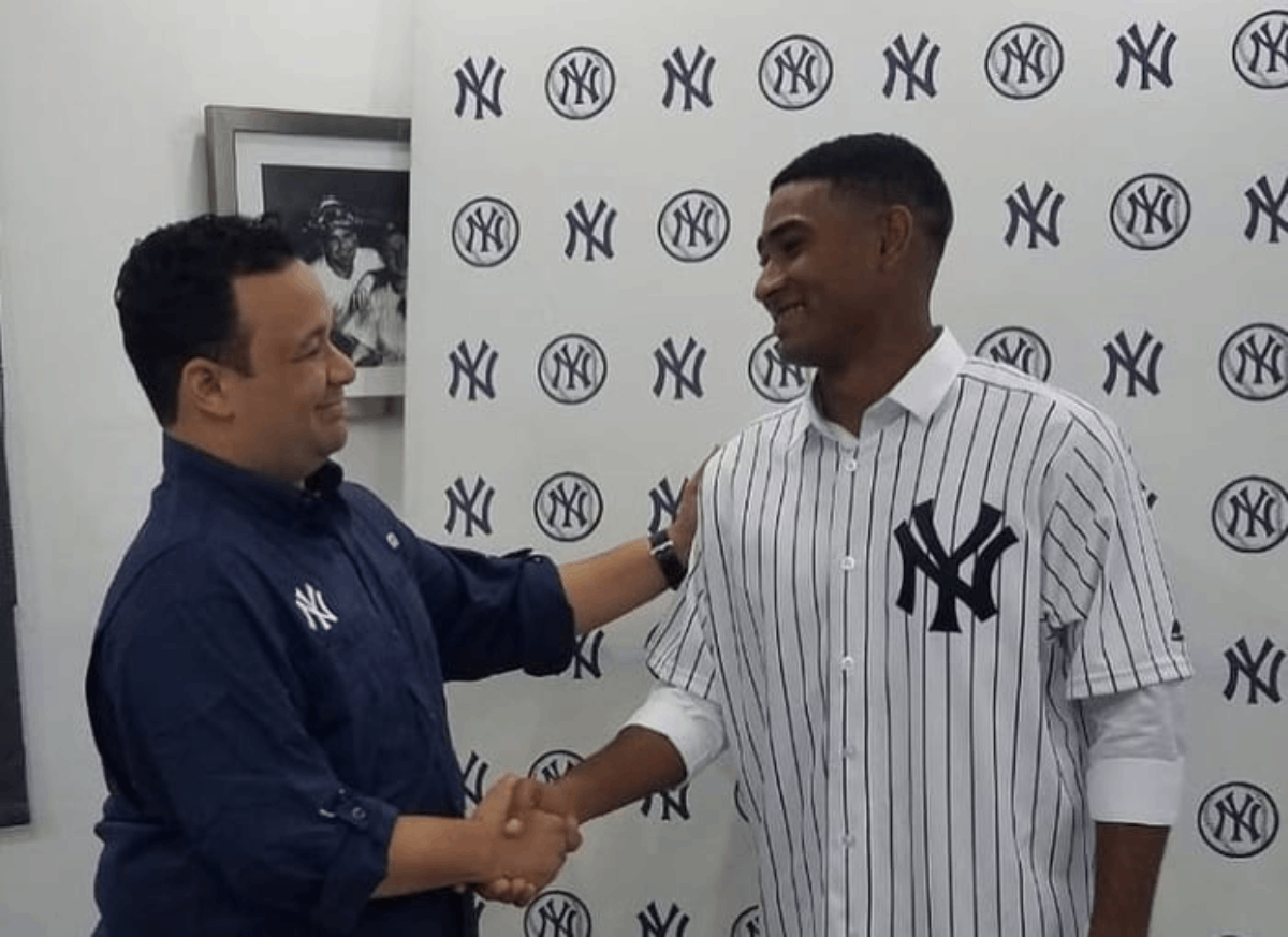 Roderick Arias captado con su indumentaria de los New York Yankees, exhibiendo sus habilidades en el campo, identificado como un prometedor prospecto en el sistema de granjas del equipo por los rankings de la Major League Baseball.