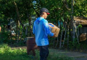 Yankees slugger Juan Soto is distributing food and essentials in his hometown.