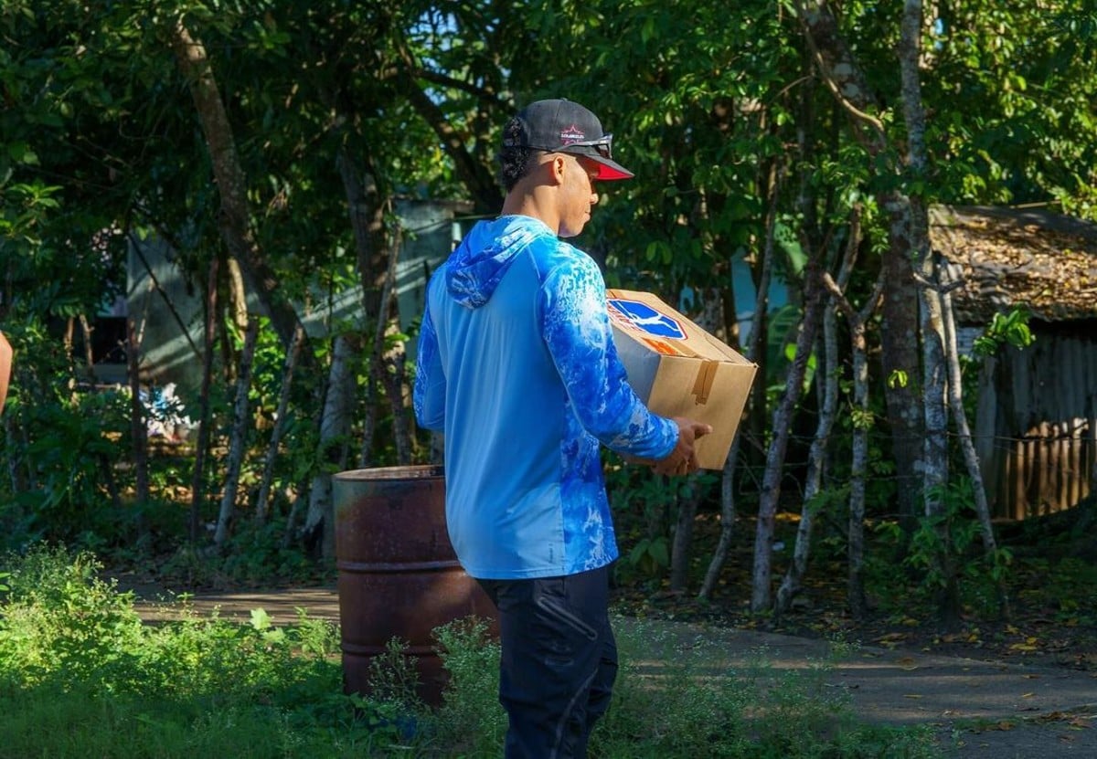 Yankees slugger Juan Soto is distributing food and essentials in his hometown.