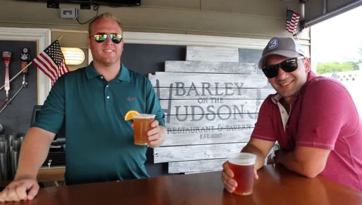 Bobby Harris, a la izquierda, y Chris Surace, copropietarios de Barley on the Hudson en Tarrytown junto a un tercer socio, el 5 de julio de 2017.