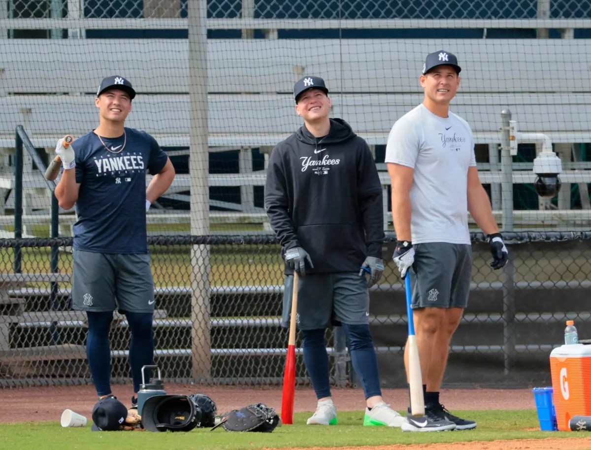 Anthony Volpe, Alex Verdugo y Anthony Rizzo, de los Yankees, en las instalaciones de Tampa el 13 de ja de 2024.