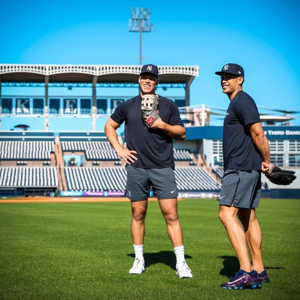 Los Yankees de Nueva York Aaron Judge y Giancarlo Stanton en el entrenamiento de primavera de 2024