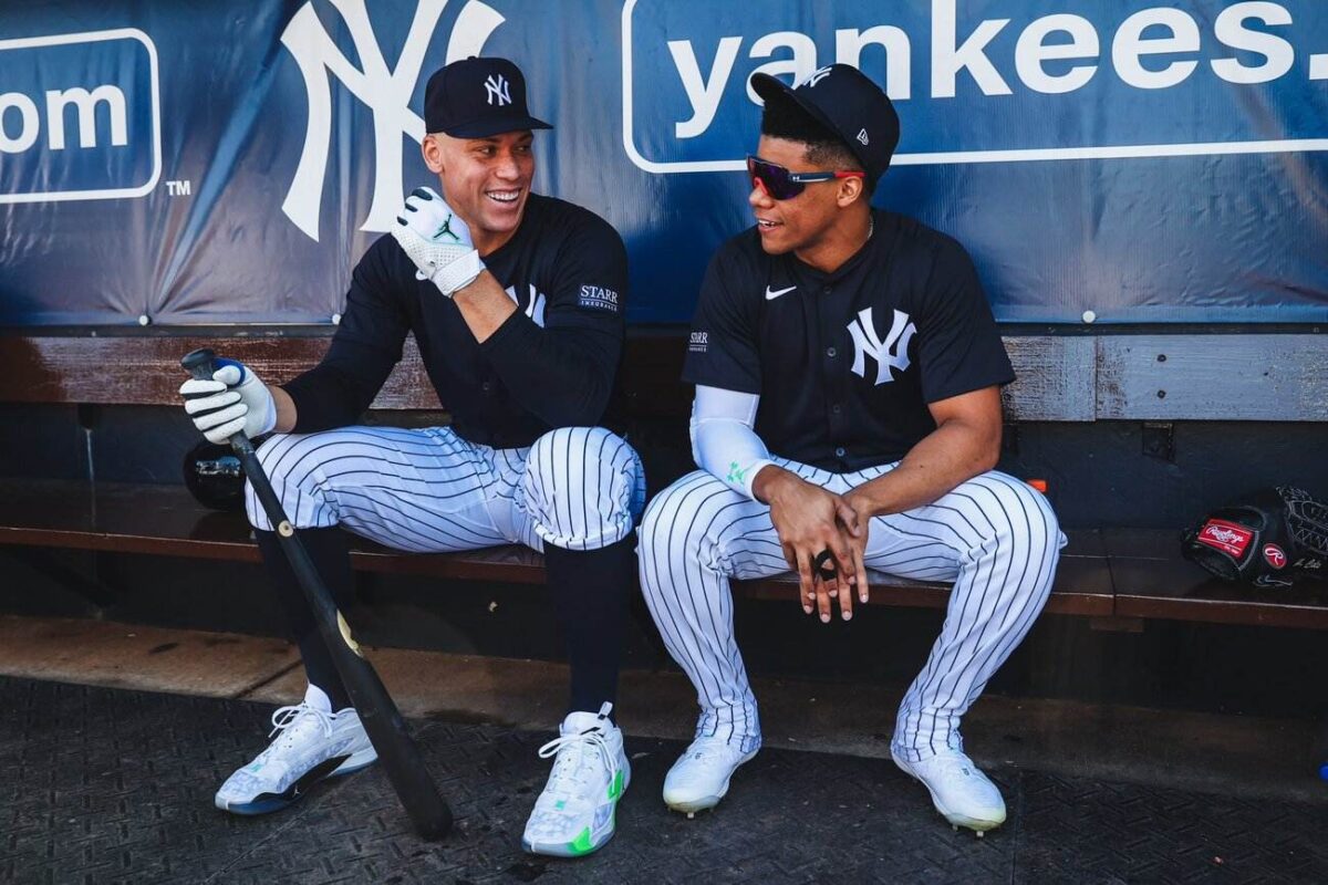Los sluggers estrella Aaron Judge y Juan Soto charlan durante el entrenamiento de primavera de los Yankees 2024 en Tampa, FL.