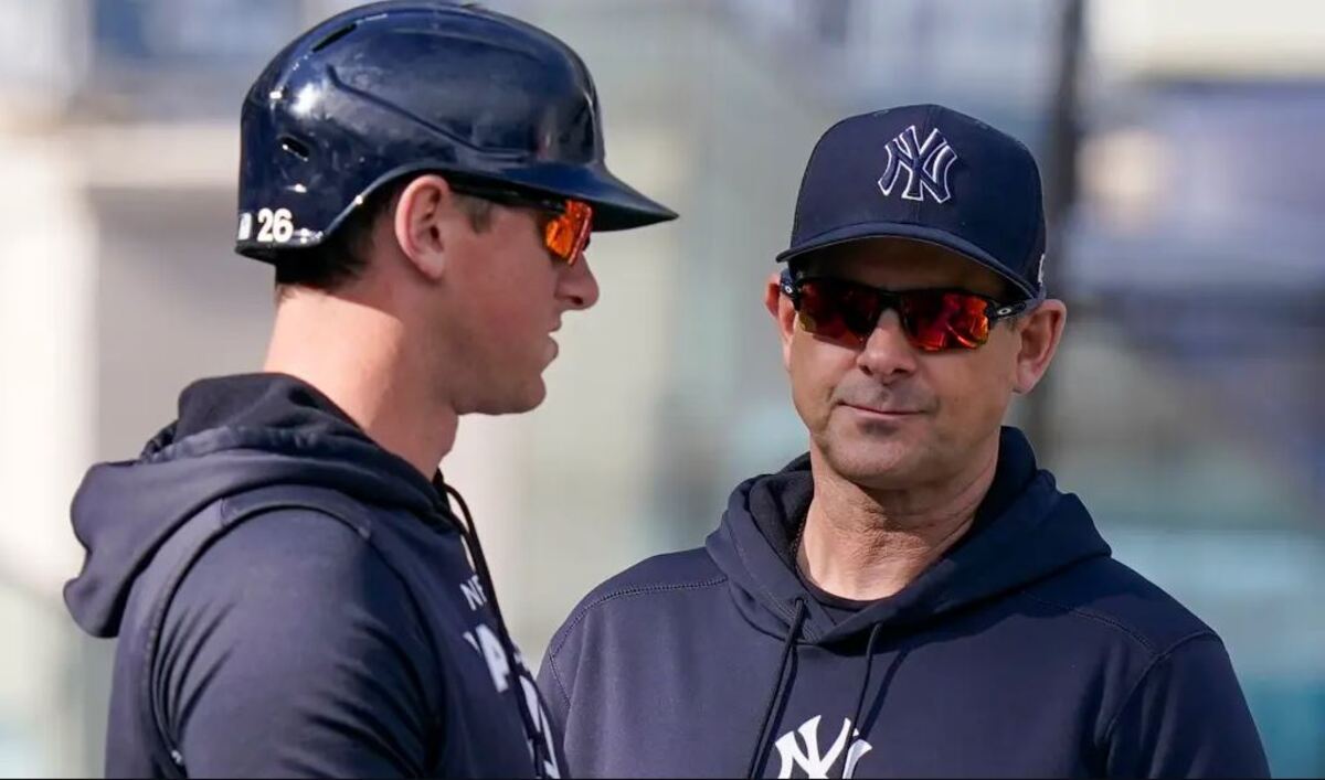 LeMahieu with Yankees manager Aaron Boone.
