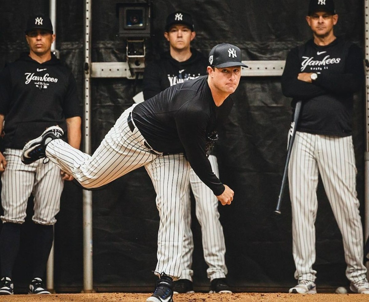 Gerrit Cole está lanzando en las instalaciones de los Yankees en Tampa antes del comienzo de su entrenamiento de primavera.
