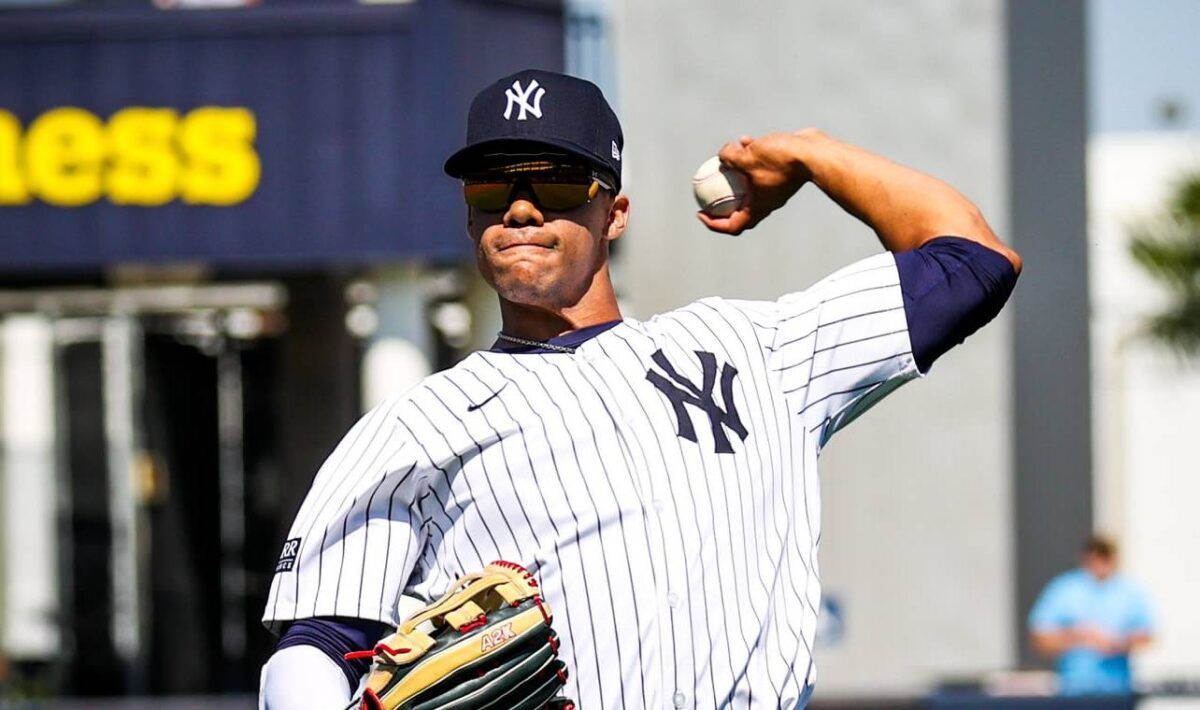 Juan Soto threw a ball during his Yankees' debut against the Toronto Blue Jays on February 25, 2024.