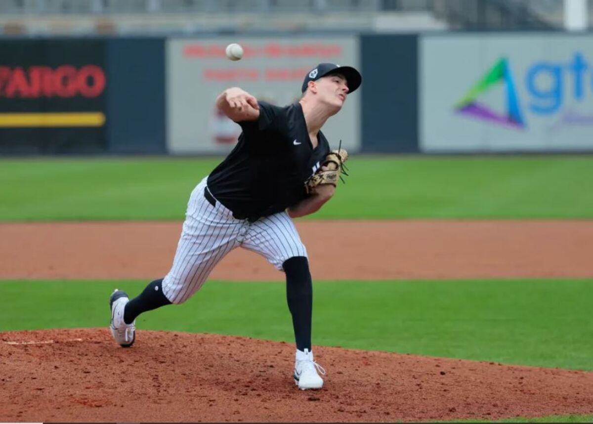 Nick Burdi es un lanzador de relevo sin roster invitado al campo de entrenamiento de primavera de los Yankees en Tampa.